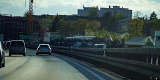 Der Betonfertiger (das blaue Gerät rechts im Bild) wird auf die andere Seite umgesetzt und muss einmal über die Autobahn - deshalb ist die nächtliche Vollsperrung notwendig.
